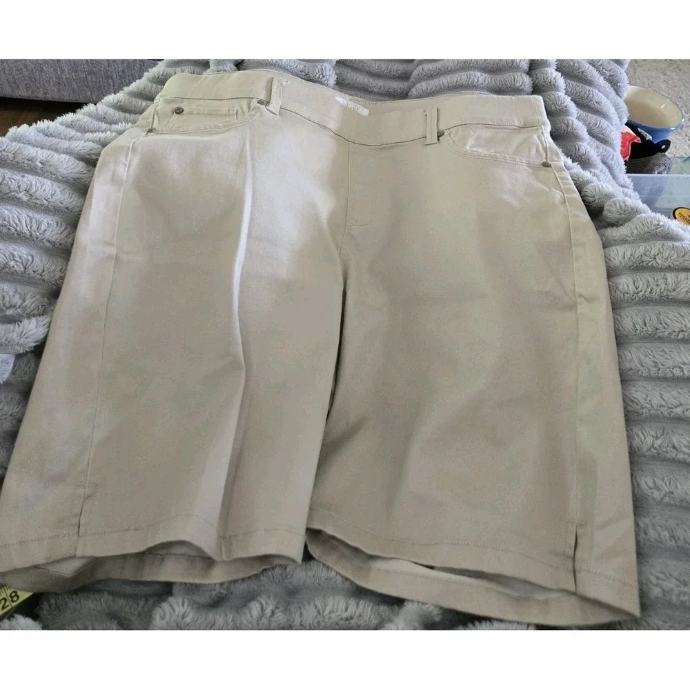 Revery Shorts 2X Womens Plus Khaki‎ Walking Stretchy High Rise NWOT